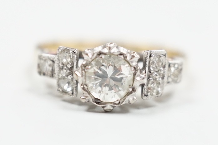 An 18ct and single stone diamond ring, with diamond set shoulders, size H, gross weight 2.6 grams